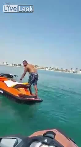 Мъж хваща риба с ръце