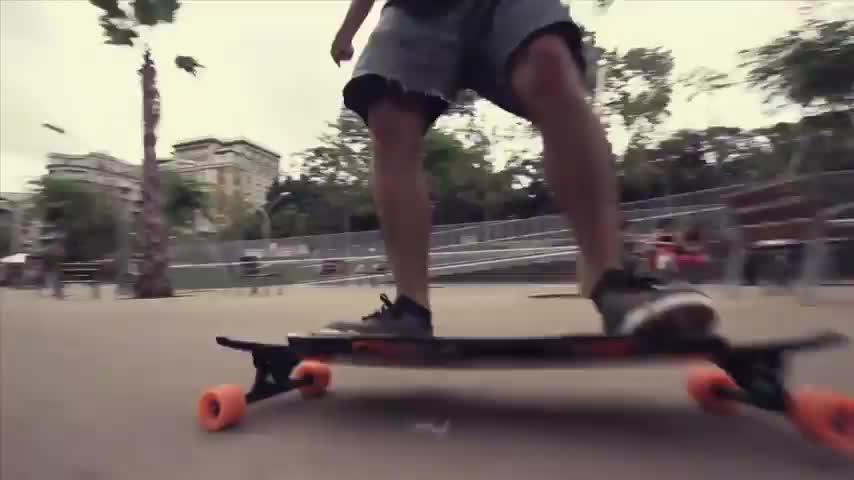 С Longboard По Улиците На Барселона