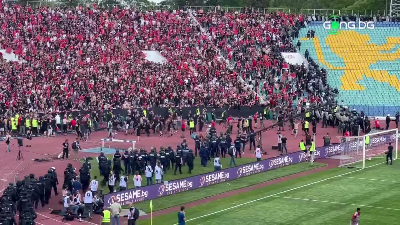 Фенове на ЦСКА нахлуха на пистата след “синя” провокация