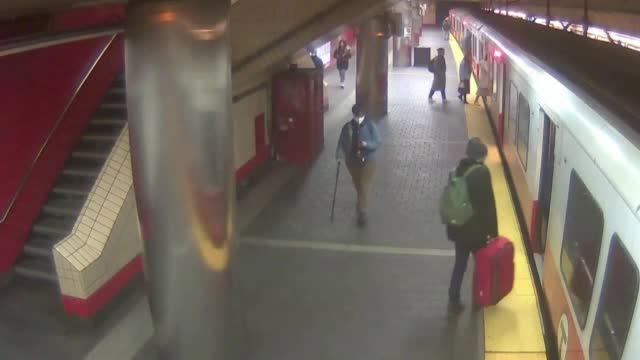 Част от таван се срути на жп гара в Масачузетс