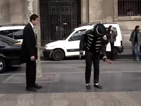 Мъж и уличен танцьор в епична танцува битка на улицата,смях