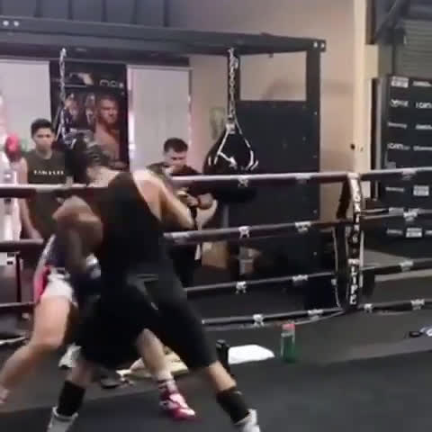 Канело прави спаринг с боксьор от тежката категория