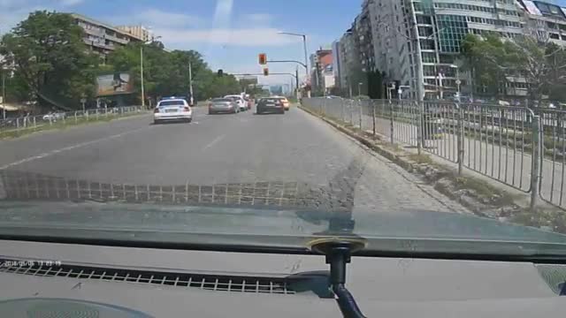 "Моята новина": Полицейска кола минава на червен светофар