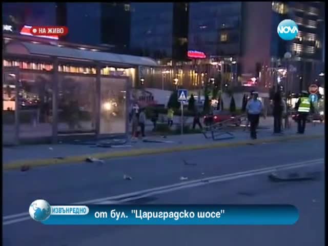 Такси помете хора на автобусна спирка на "цариградско шосе"