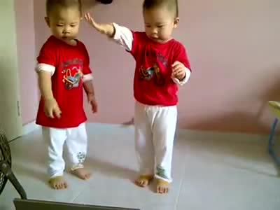 Сладки Бебета Танцуват Gangnam Style
