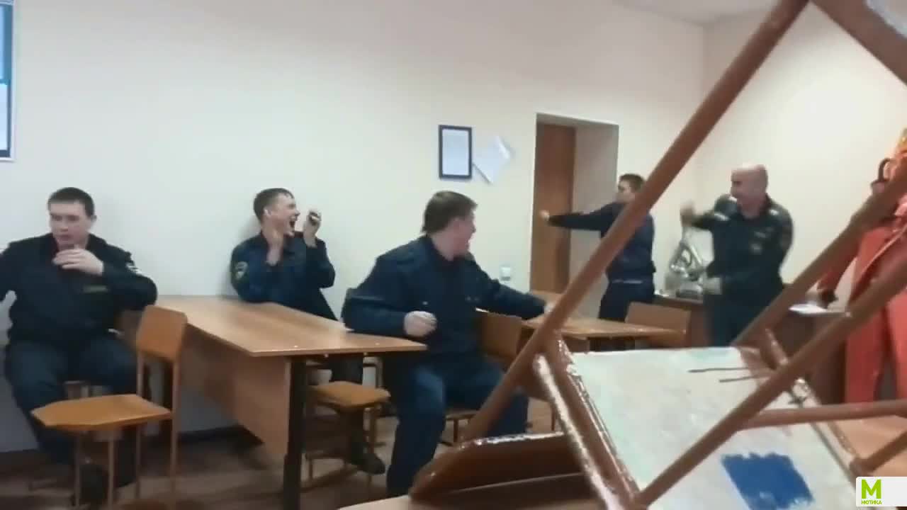 Пожарникари се бъзикат с момче заспало по време на смяна!