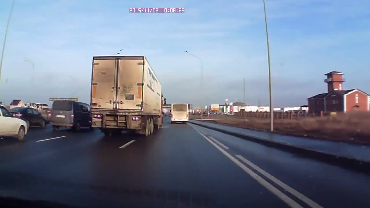 Шофьор на камион - страхотен зад волана