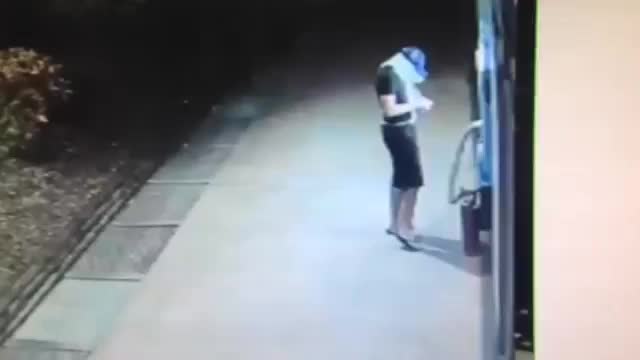 Камери на банка заснемат некадърен крадец
