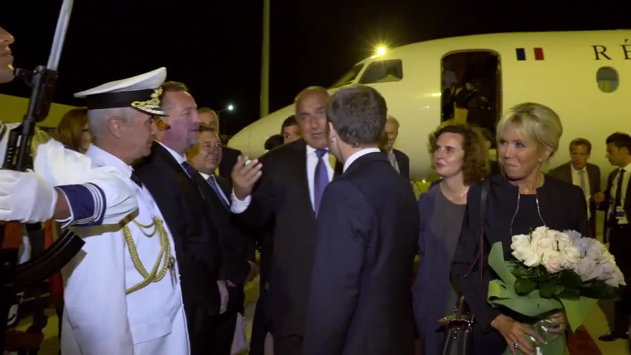 Френският президент пристигна на Летище Варна