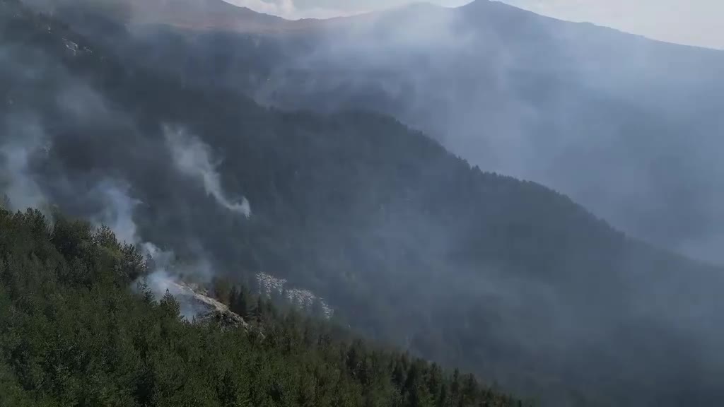 Пожарът в Рила се разрасна двойно, търсят помощ от хеликоптер (ВИДЕО+СНИМКИ)