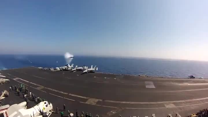 Изтребител преминава звуковата бариера близо пред наблюдаващи военни!