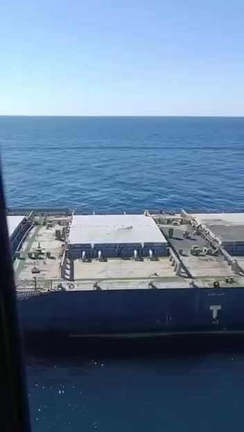 Кораб, ударен от дрон край Одеса, дрейфува в Черно море (ВИДЕО)