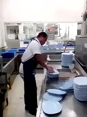 Когато майка ви не ви даде да излезете да играете, докато не измиите чиниите ( Смях )