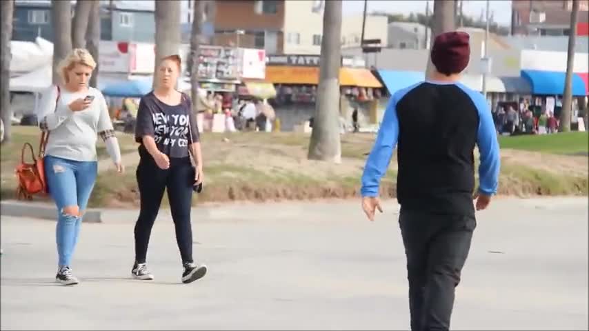 Пич се бъзика с момичета (смях)