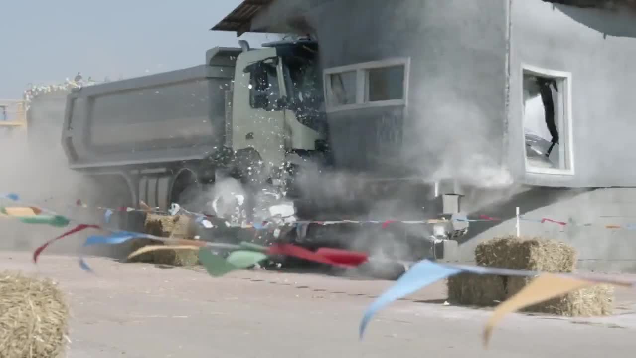 Малко момиченце управлява голям камион с дистанционно! Яка реклама на Volvo