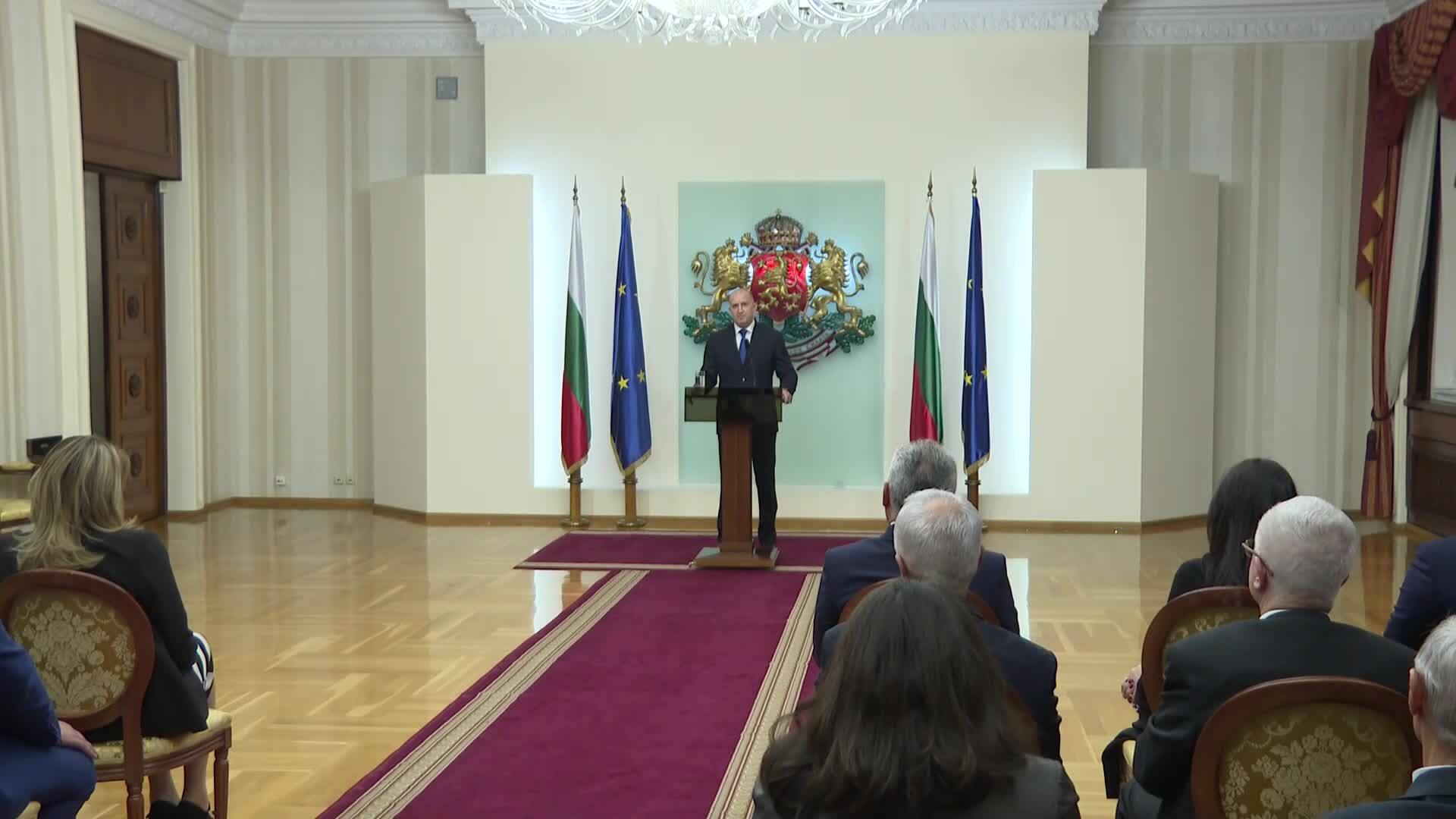 Президентът Румен Радев подава оставка
