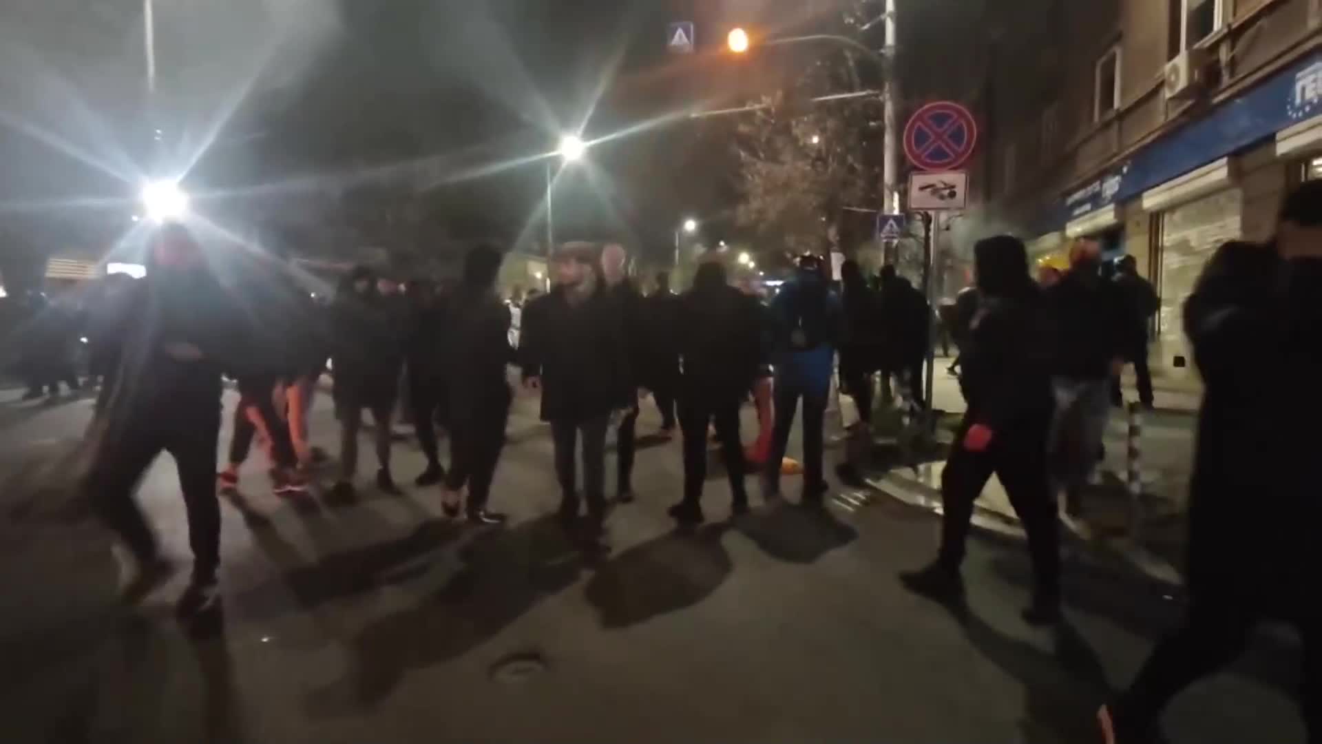 Протестиращи офис на ГЕРБ в центъра на София
