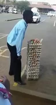 Как се пренасят 600 яйца на глава!