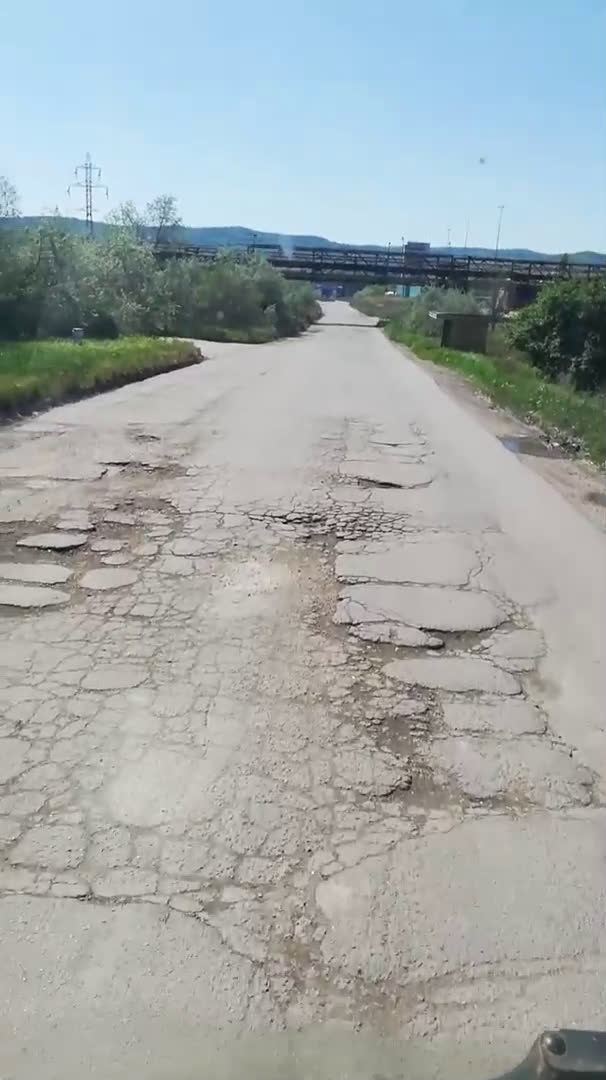 От "Моята новина": Разбит път за и до пристанище Варна-запад