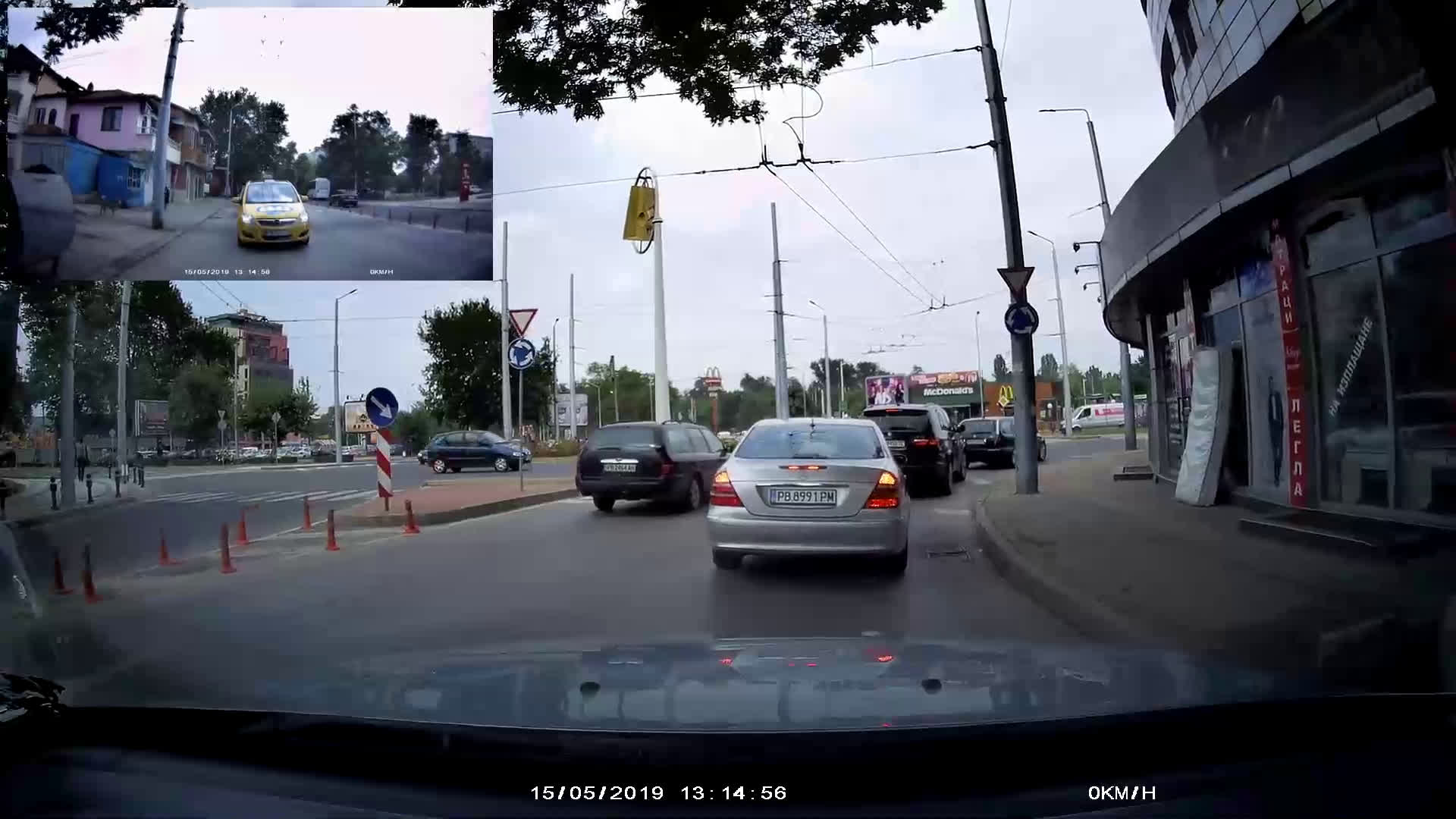 По тротоара с мотоциклет