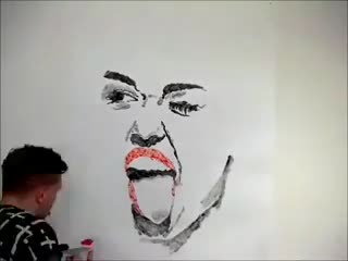 Момче рисува портрет с език