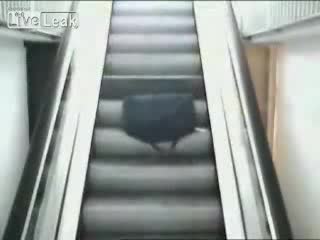 Жена Се Пребива На Ескалатор !