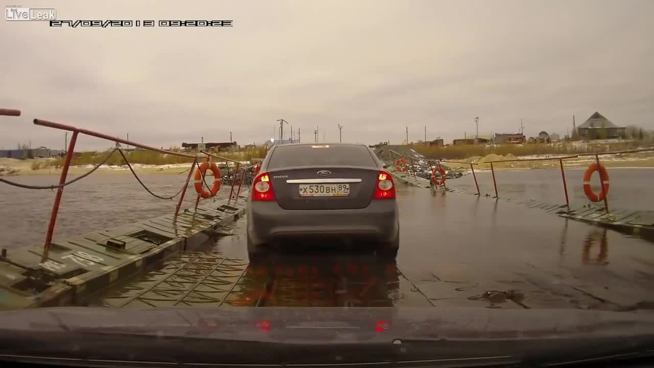 Екстремно преминаване по мост в Русия ... ( Внимание )