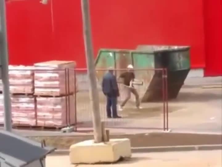 На това се казва безотговорен мързелив работник в действие!