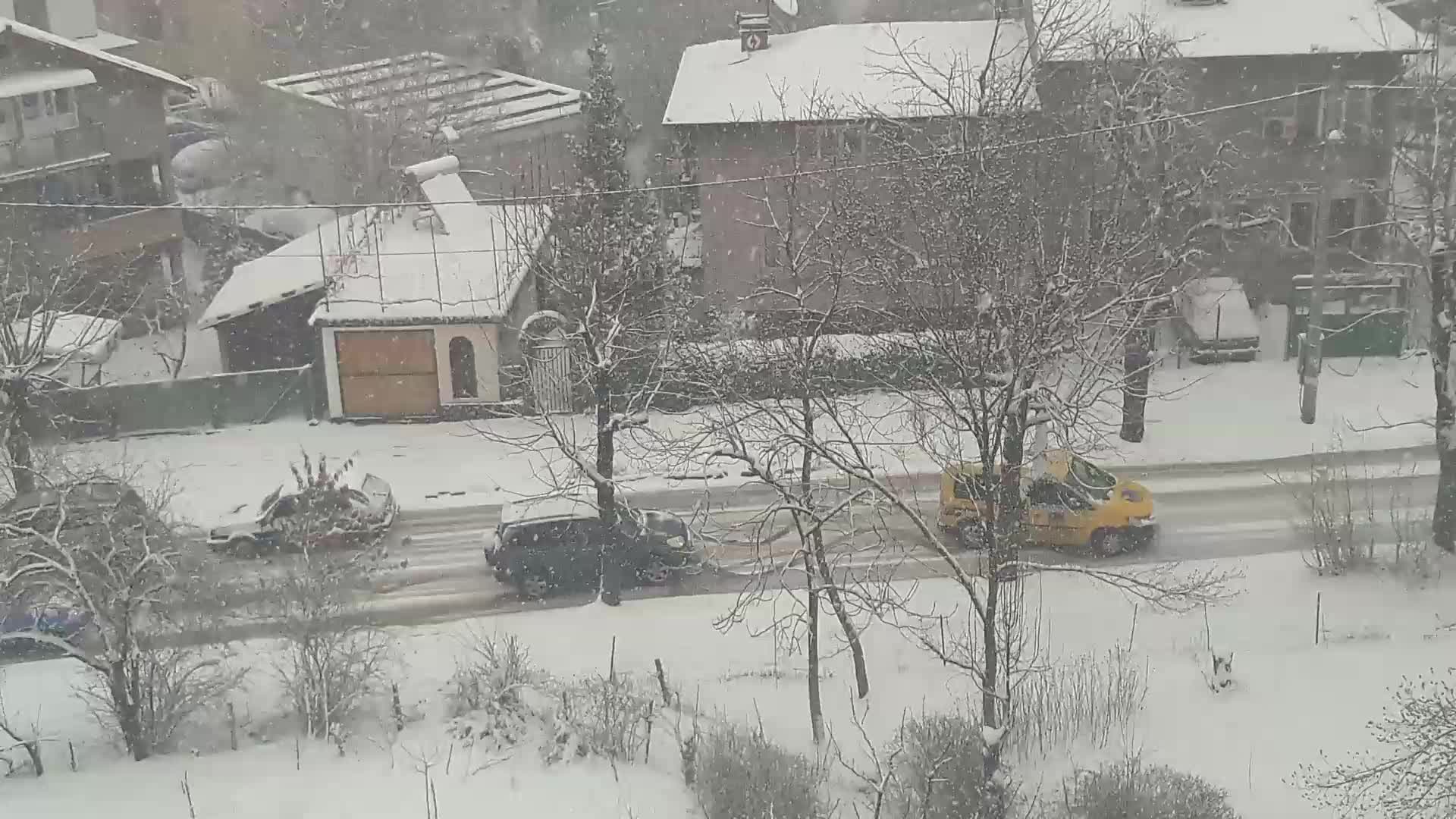 Сняг, непочистени улици