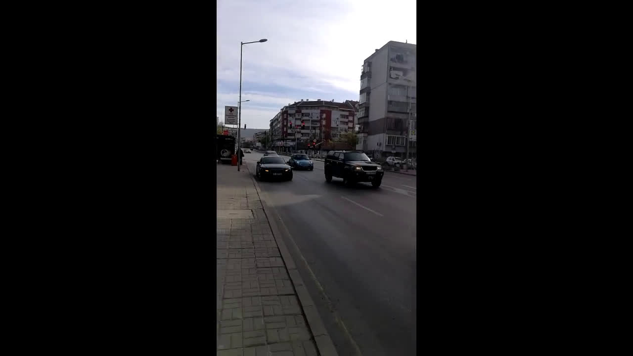 Да спрем на спирката и да препречим цяло пътно платно