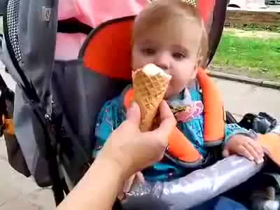Смях ... Реакцията на бебе което за първи път опитва сладолед !!!