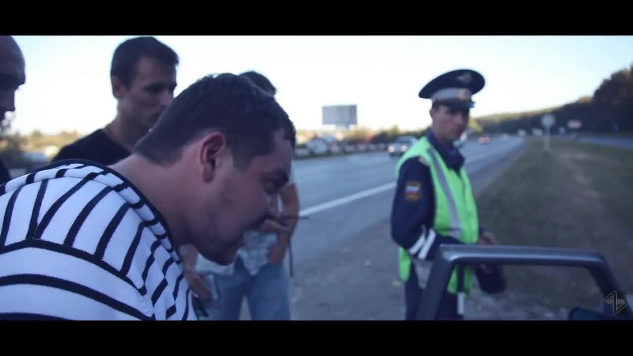 Луд Руснак се кара на полицай