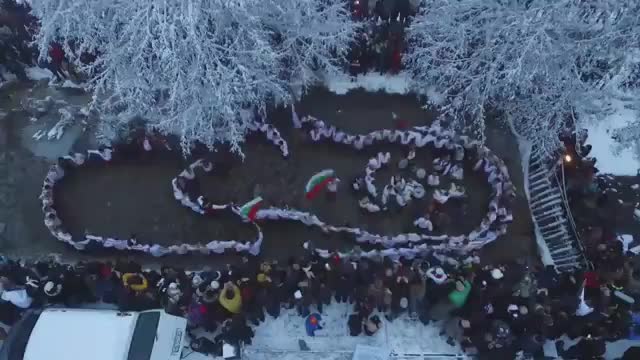 КАДРИ ОТ ВЪЗДУХА: Легендарното мъжко хоро в Тунджа