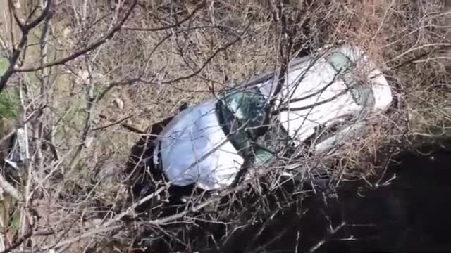 Кола падна от мост в Дупница, трима души пострадаха