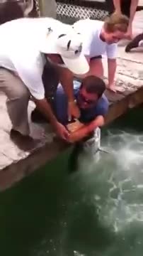 Мъж се бори с голяма риба