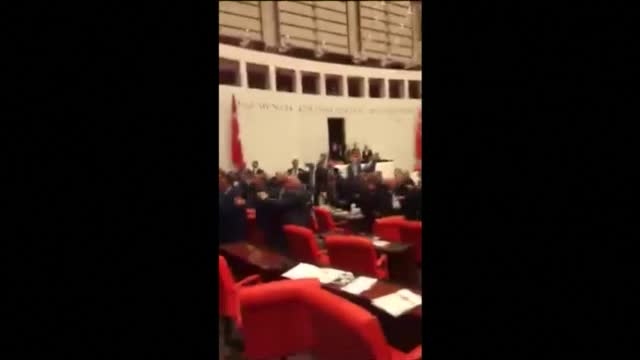Бой избухна в турския парламент (ВИДЕО)
