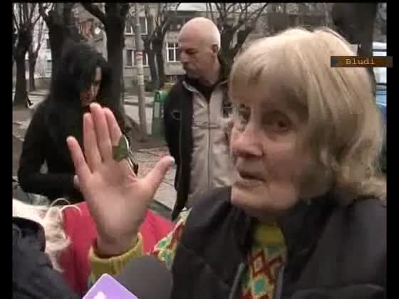 Клошарка гледа плъхове у дома