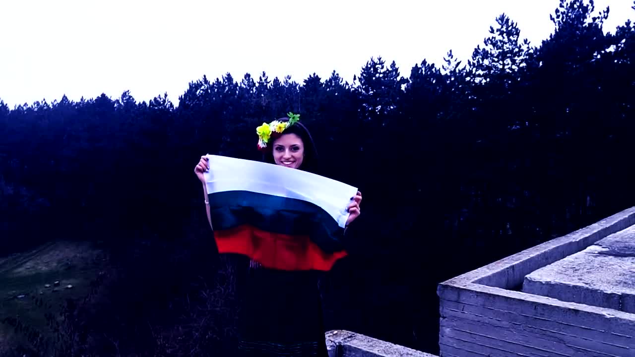 Gonzalez Ft. Ицака МС - Майка България