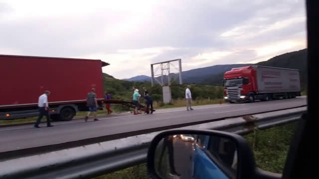 В помощ на горящ камион