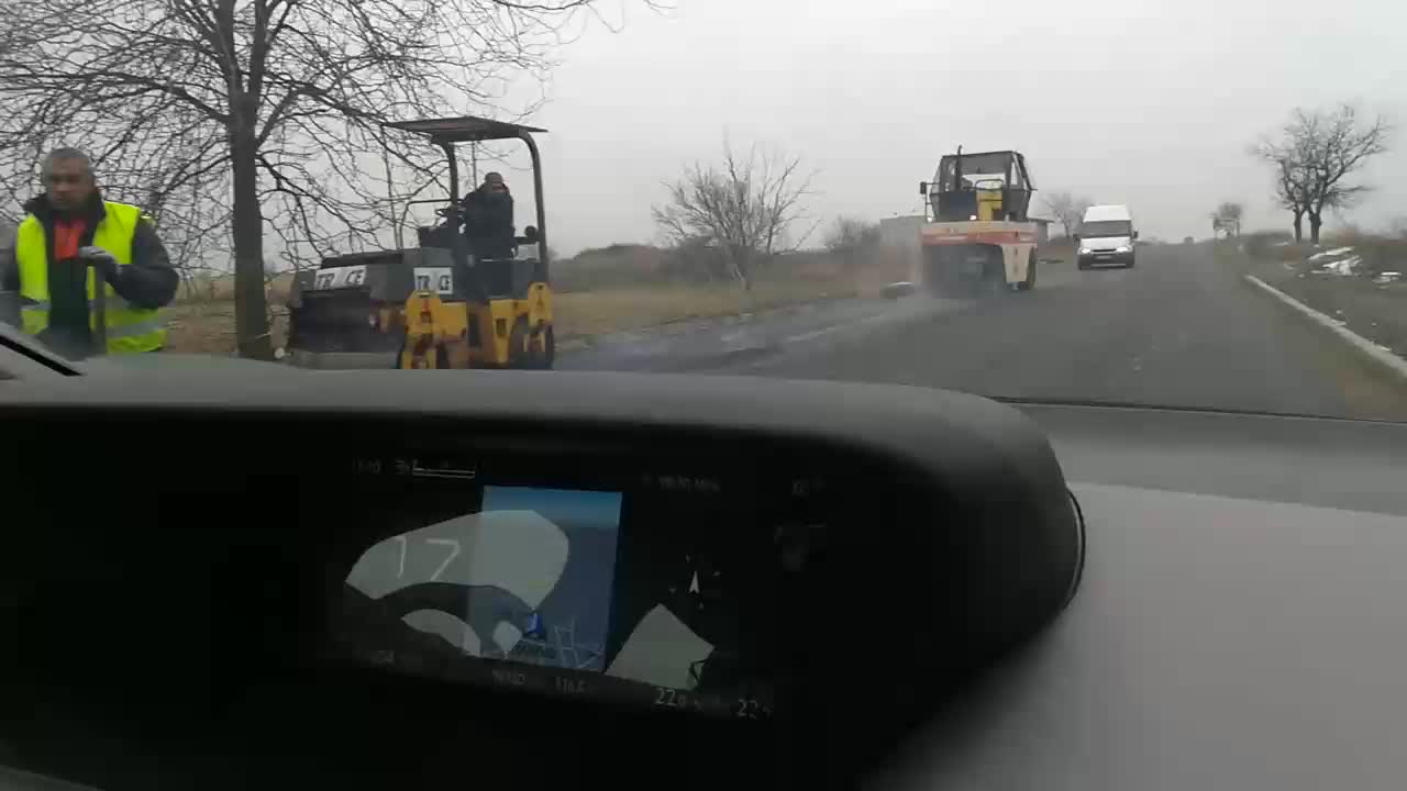 Асфалтиране при минусови температури след село Лозарево /общ. Сунгурларе/
