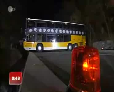 Вижте как се обръща автобус на мост !!!