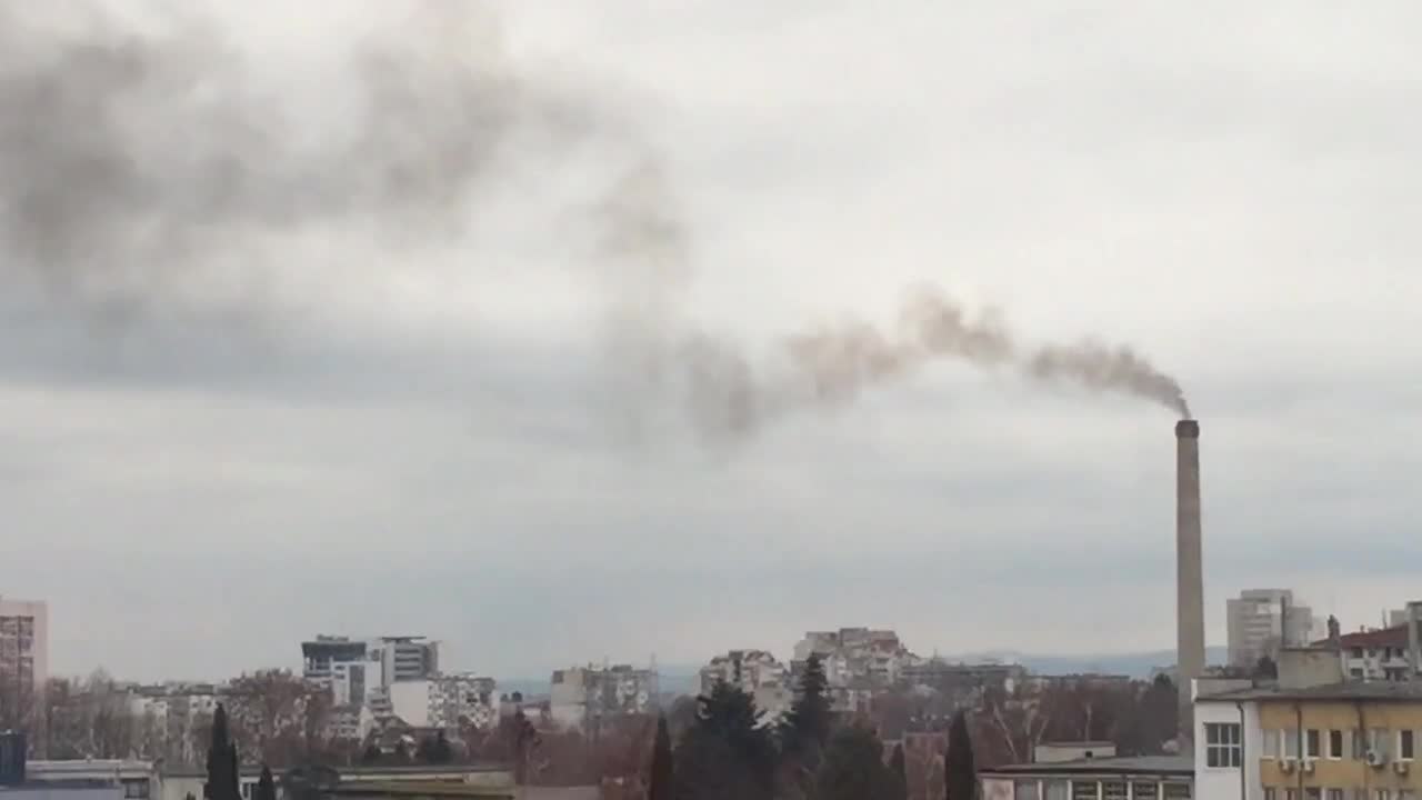 Красиви облаци дим в централен квартал на Варна