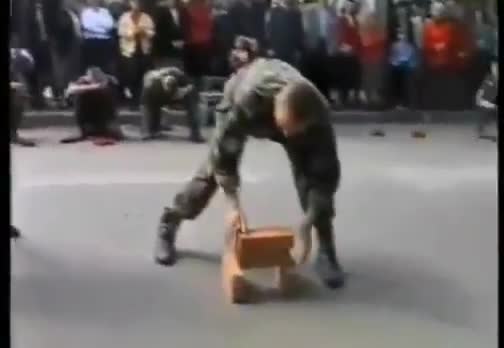 Нещо май не му се получава (смях)