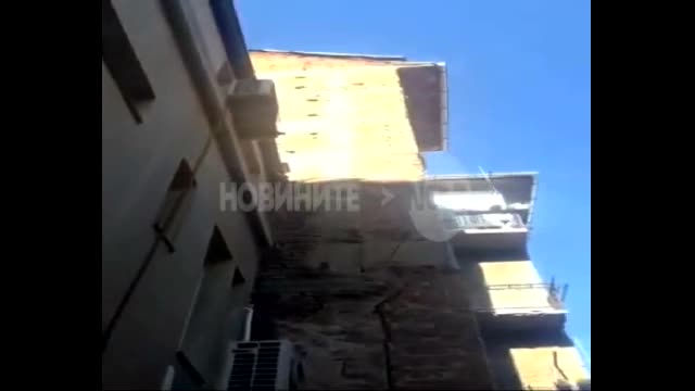 Тухли, мазилка и ламарини падат върху минувачи в София