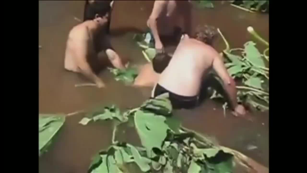 Баща и син засмукани от запушена шахта