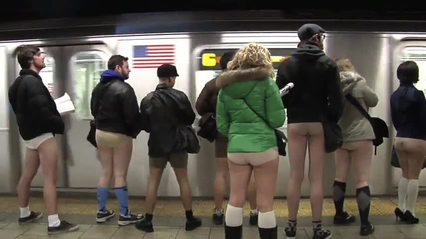 По бельо в метрото - социален експеримент 