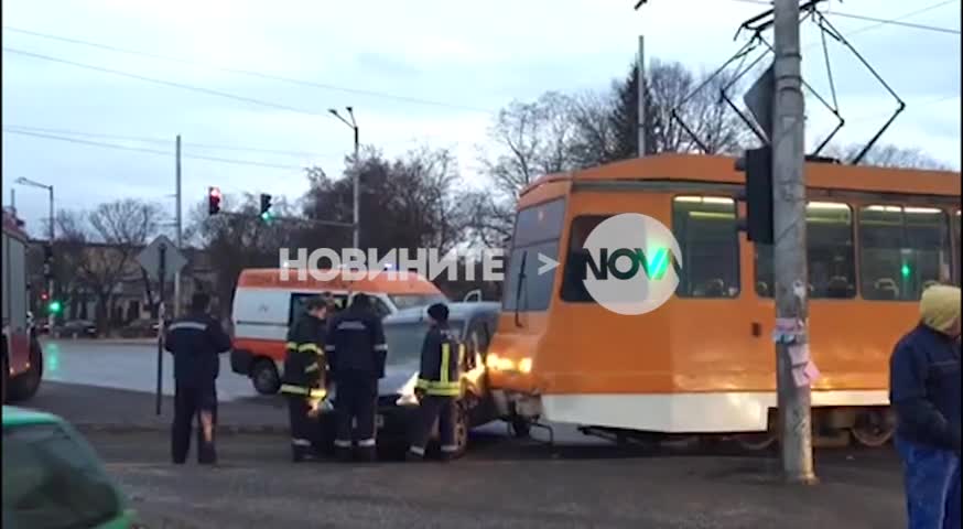 Трамвай удари кола на столичен булевард