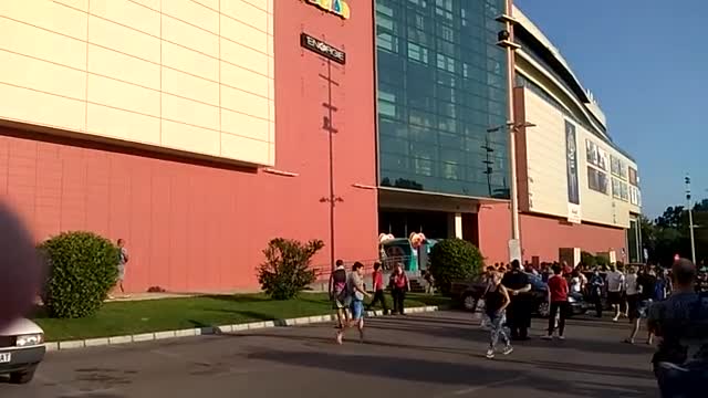 Евакуираха посетителите на Мол Варна