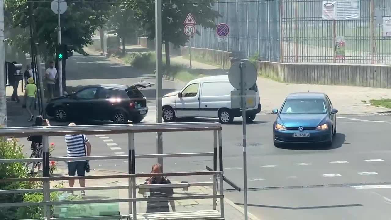 Кола пламна след катастрофа в Бургас
