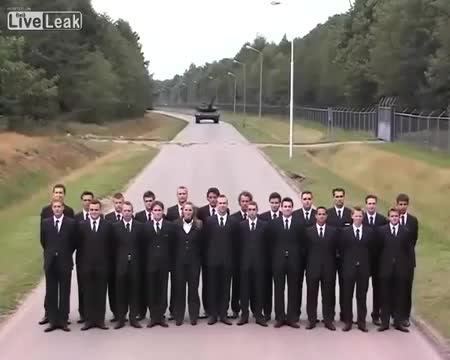 >Най - лудия начин да тестваш спирачките на танк !!!